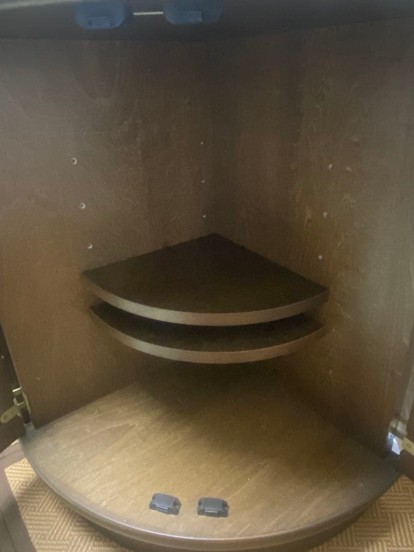 ヨシページです。 ブラウン木製キャビネット・サイドボード　カリモク