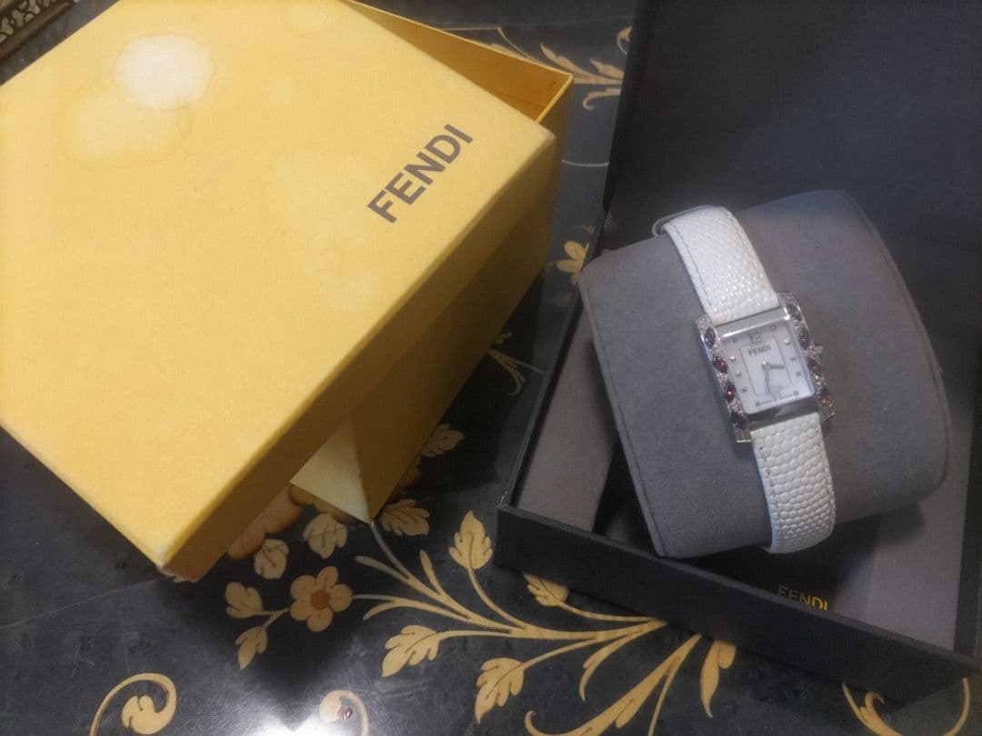 FENDI ホワイトレザー 時計
