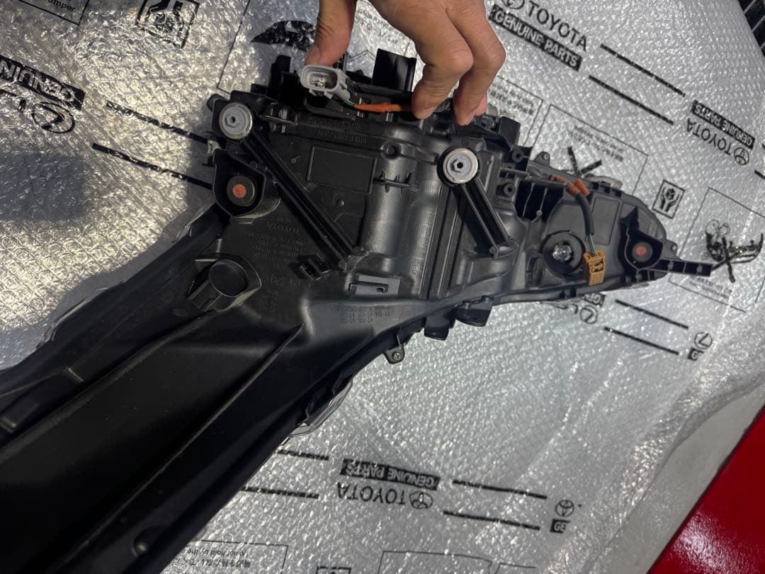 プリウス　ZVW51 右ヘッドライト　LED 純正品番81145-47850