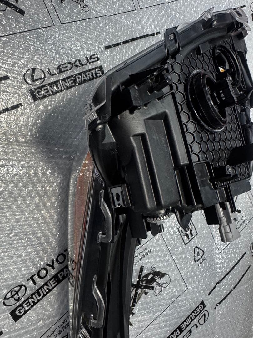 プリウス　ZVW51 右ヘッドライト　LED 純正品番81145-47850