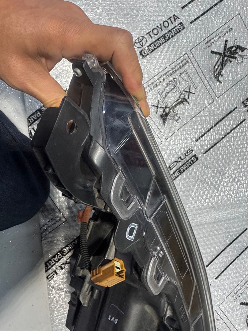 プリウス　ZVW51 右ヘッドライト　LED 純正品番81145-47850