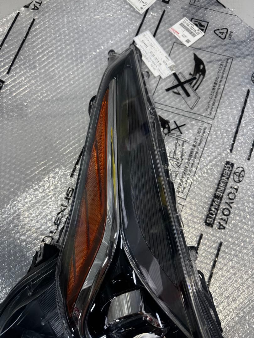 プリウス　ZVW51 右ヘッドライト　LED 純正品番81145-47850