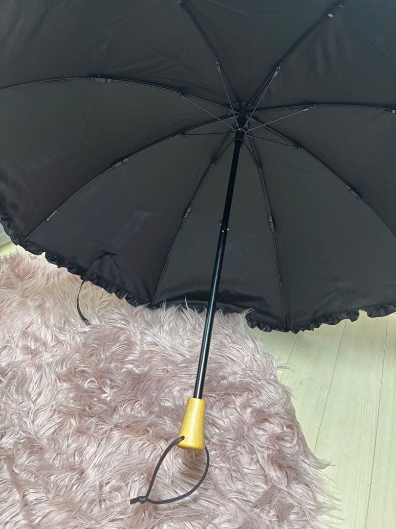 サンバリア100 折りたたみ日傘 2段折 フリル 木ストレート手元 ブラック