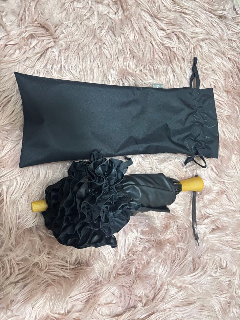 サンバリア100 折りたたみ日傘 2段折 フリル 木ストレート手元 ブラック