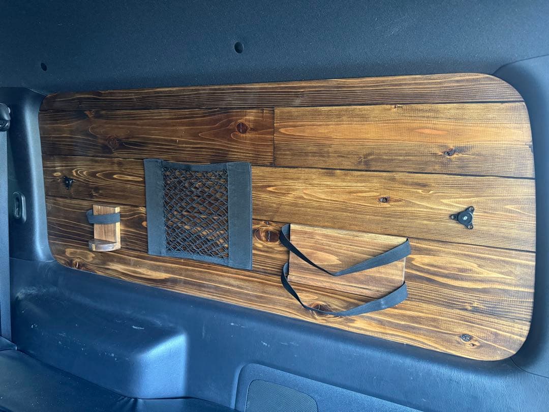 吸盤仕様完成！！　ハイエース　窓埋めパネル左右セット　人気のウォールナット