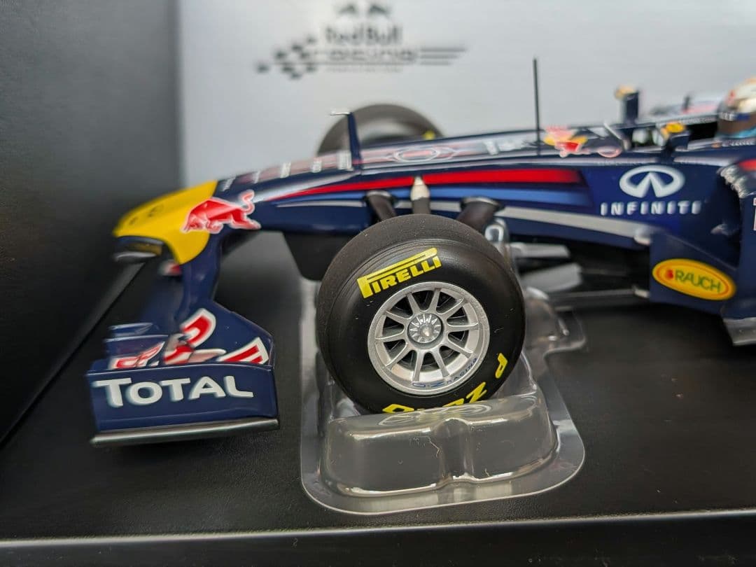 ミニチャンプス 1/18 レッドブル RB7 S.ベッテル 2011