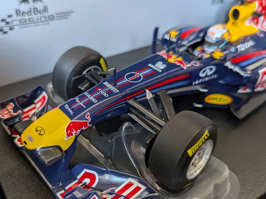 ミニチャンプス 1/18 レッドブル RB7 S.ベッテル 2011