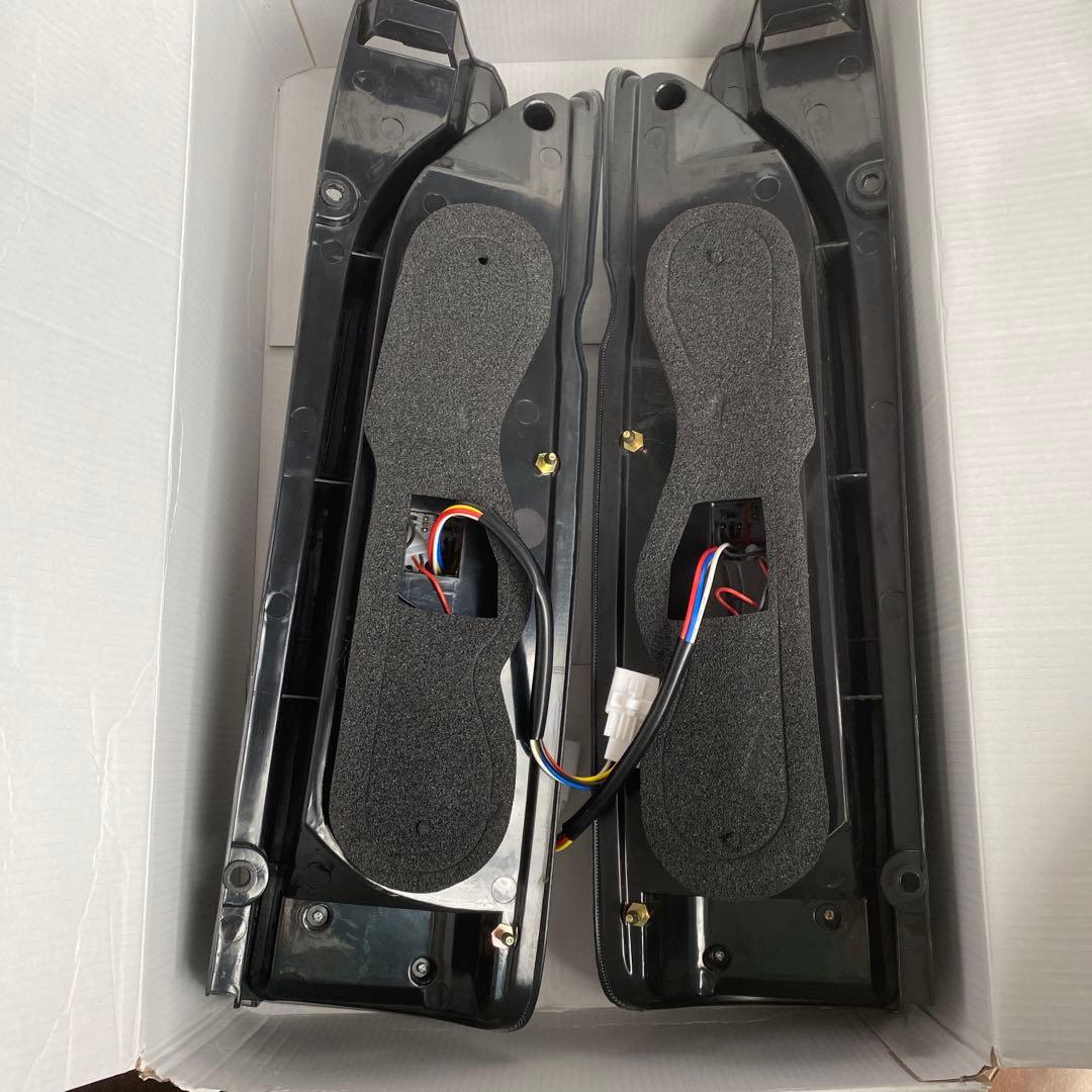 HELIOS 200系 ハイエースLED テール　シーケンシャル ウィンカー