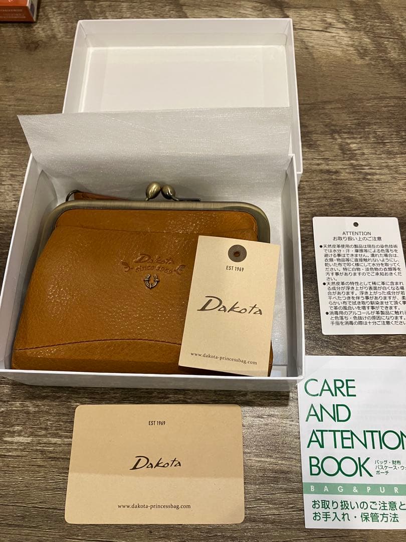 Dakota ダコタ　バイブリー　小銭入れ付き　二つ折り財布 ブラウン