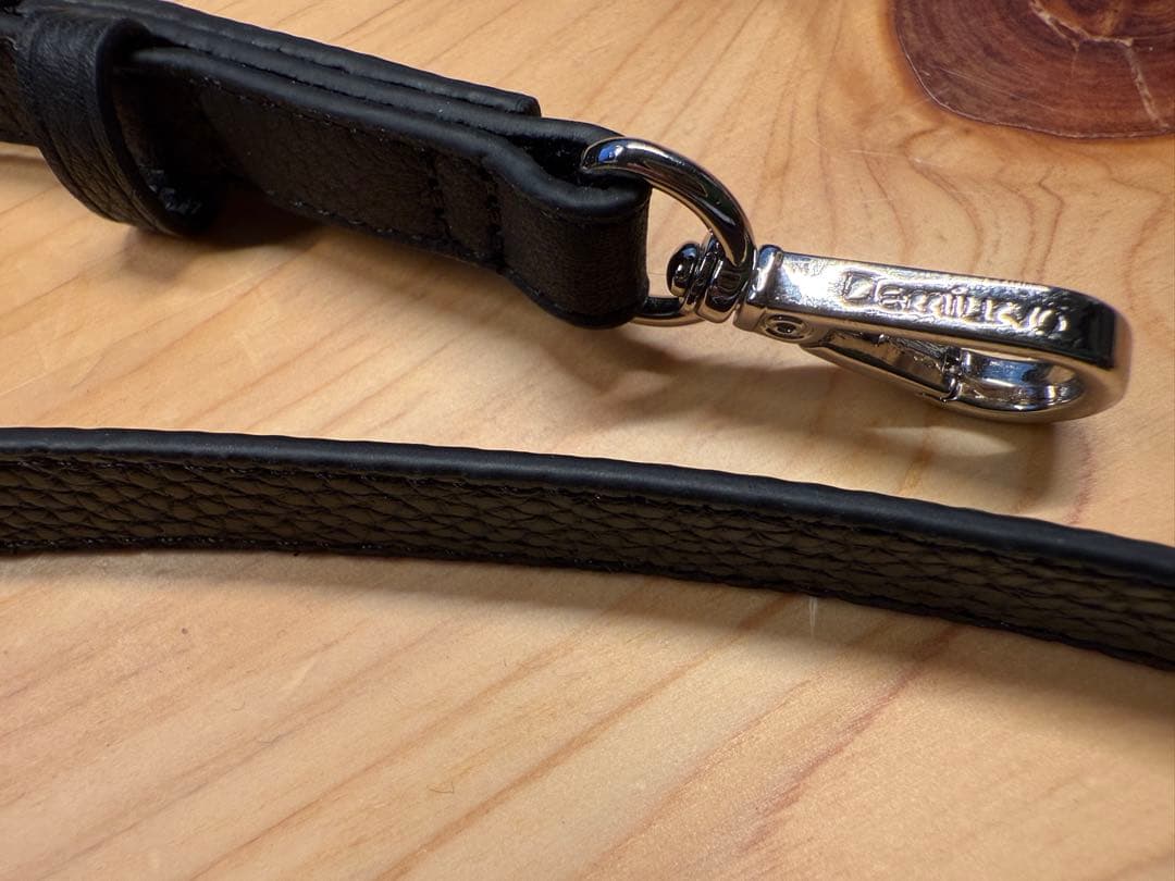 【未使用】Demiu iPhone15Pro向けカード入れつきケース＋ストラップ