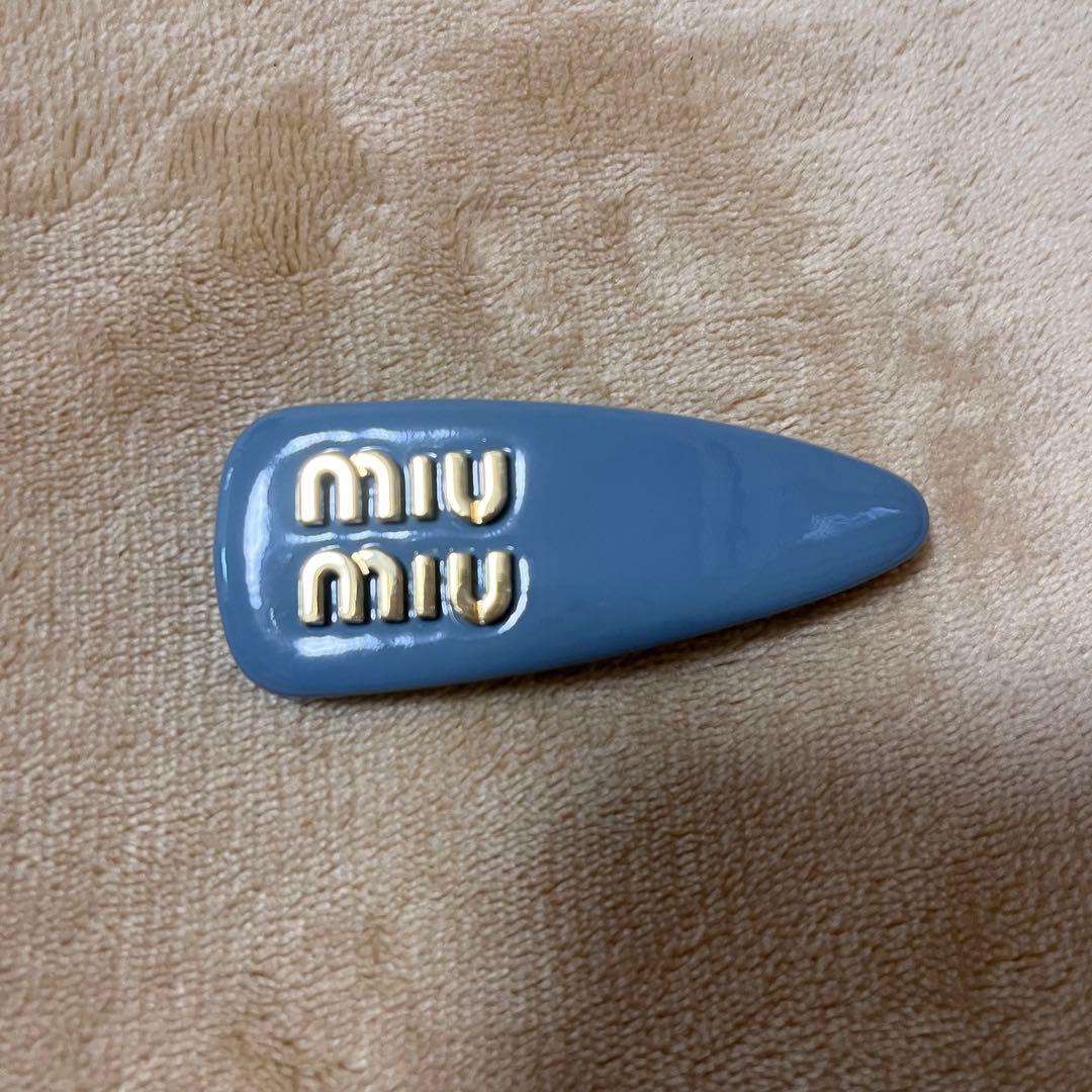 miumiu パテントレザー ヘアクリップ ブルー