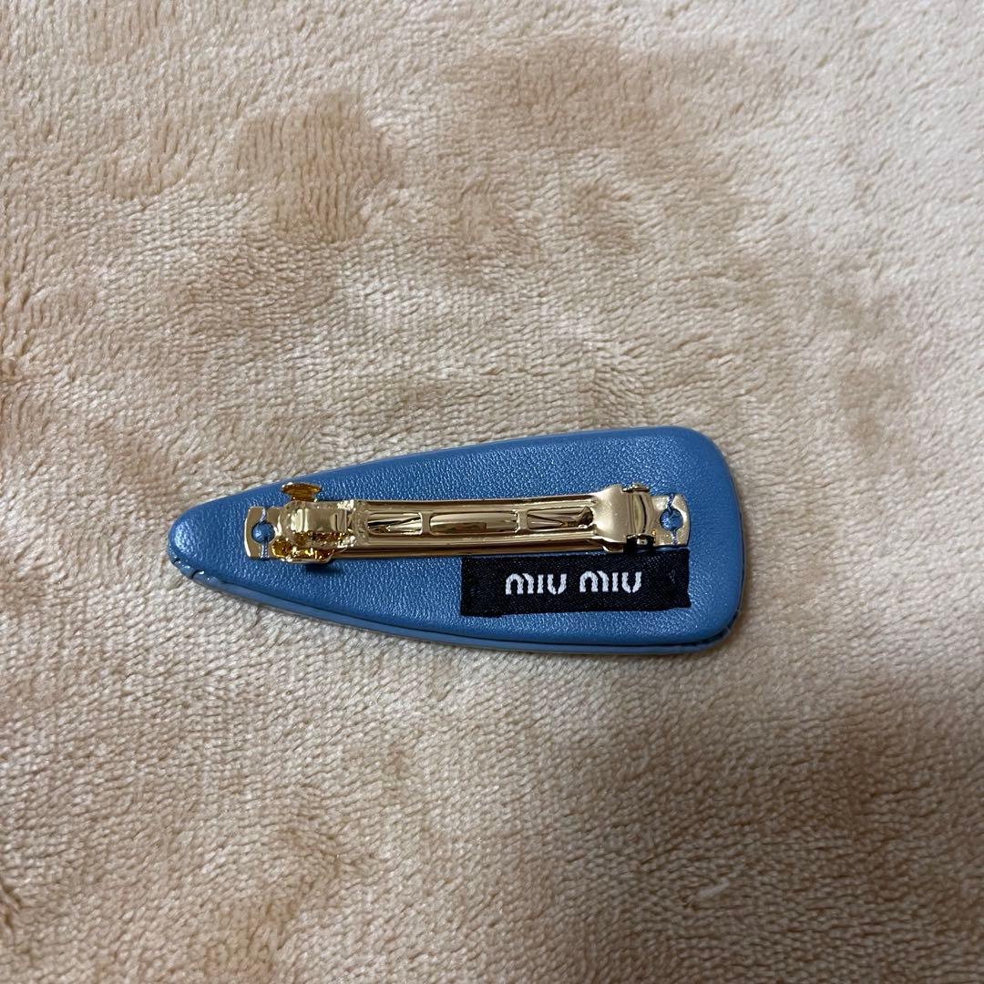 miumiu パテントレザー ヘアクリップ ブルー