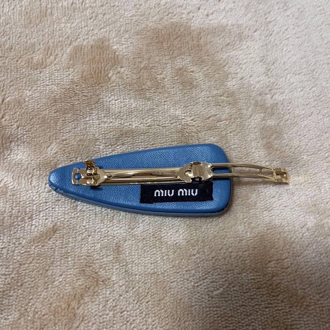 miumiu パテントレザー ヘアクリップ ブルー