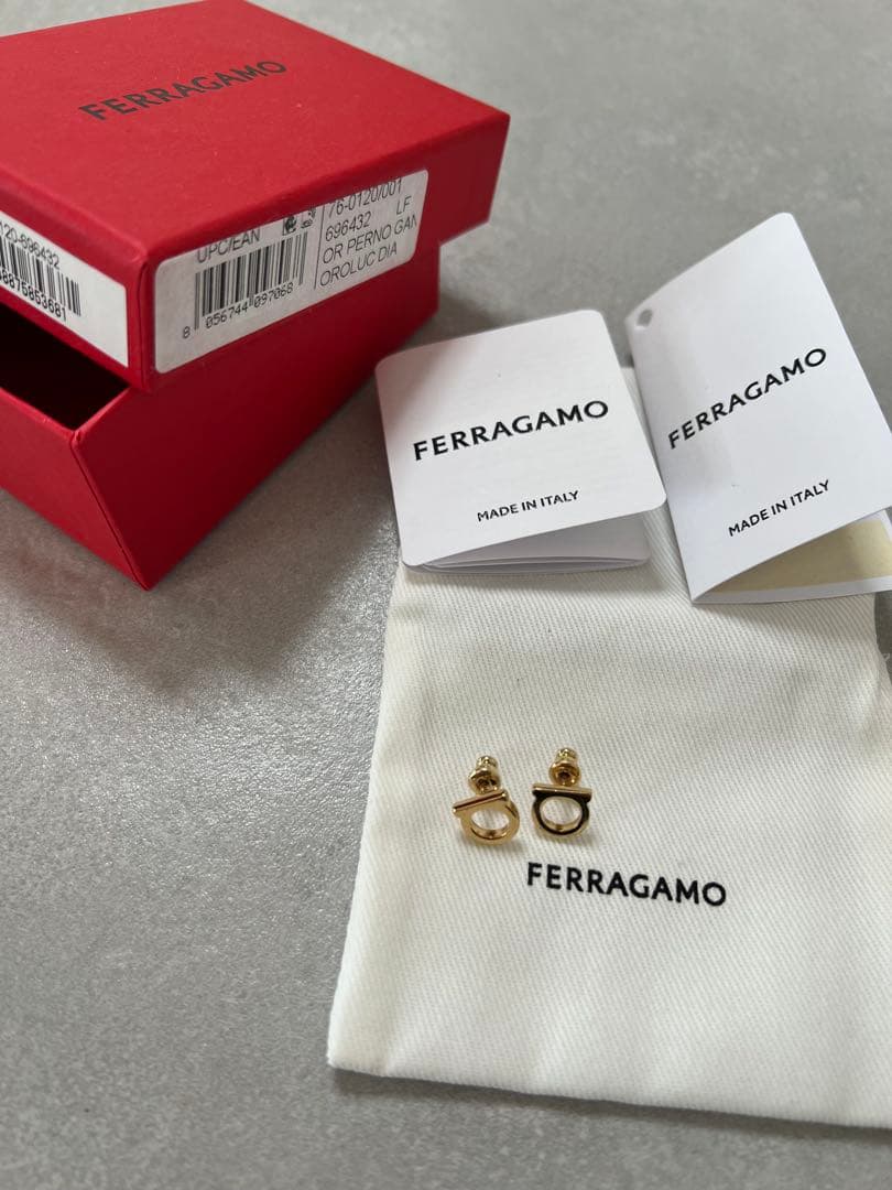 フェラガモ ピアス ゴールド ガンチーニ　S