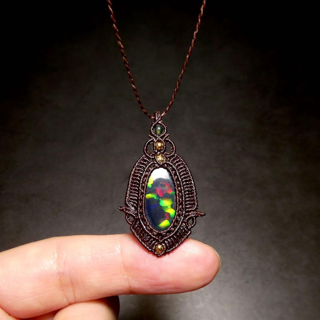 大粒ブラックオパールのマクラメネックレス