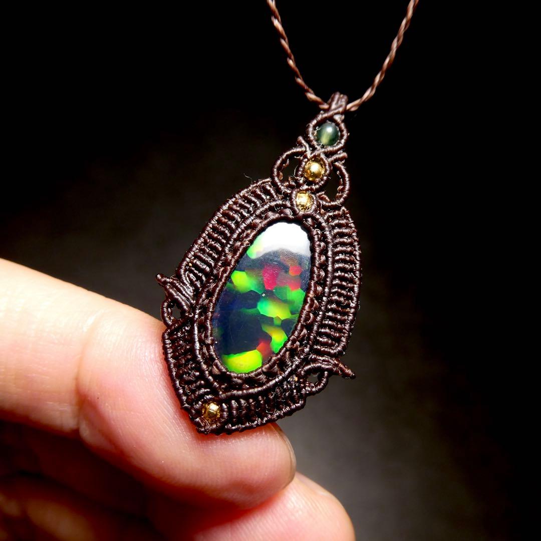 大粒ブラックオパールのマクラメネックレス