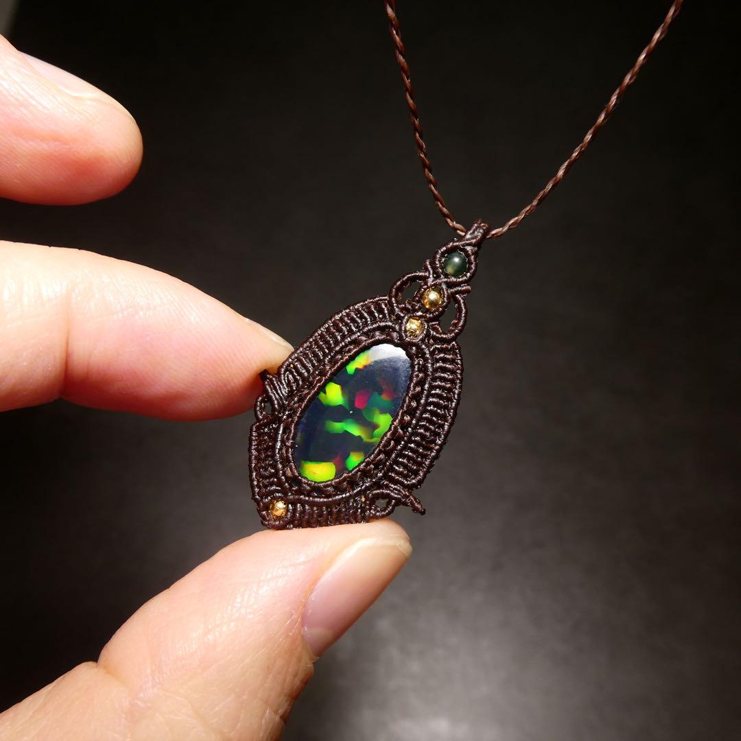 大粒ブラックオパールのマクラメネックレス