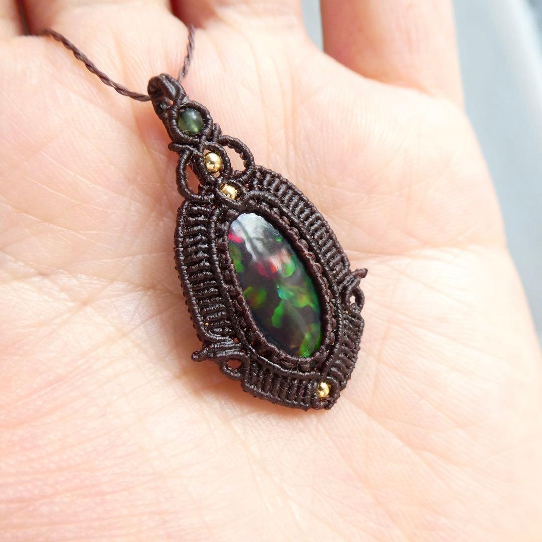 大粒ブラックオパールのマクラメネックレス