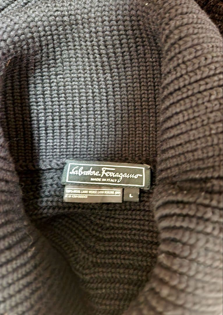 フェラガモ　ニットポンチョ