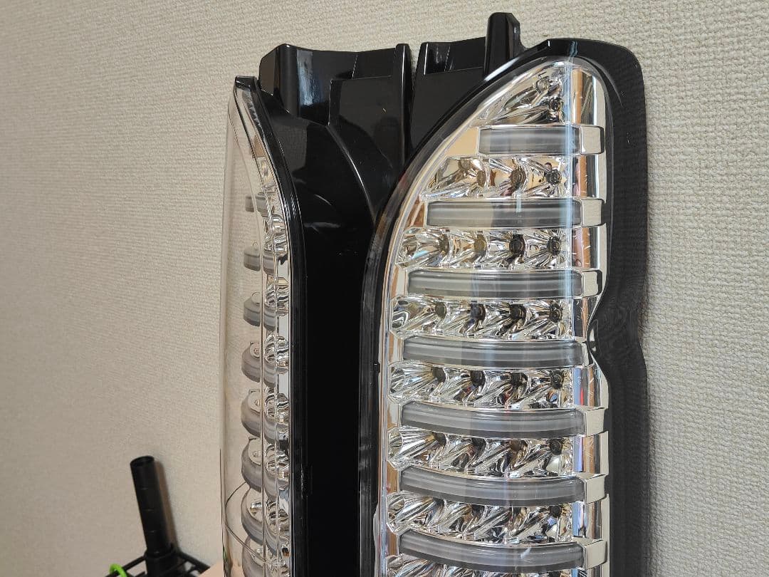 新品未使用品 ハイエース テールランプ ヴァレンティ レガンス ヘリオス