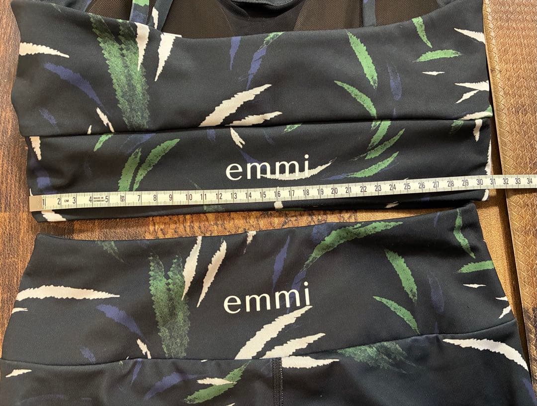 極美　emmi yoga エミヨガ　ヨガウェア　フェザー柄　ダークダークネイビー