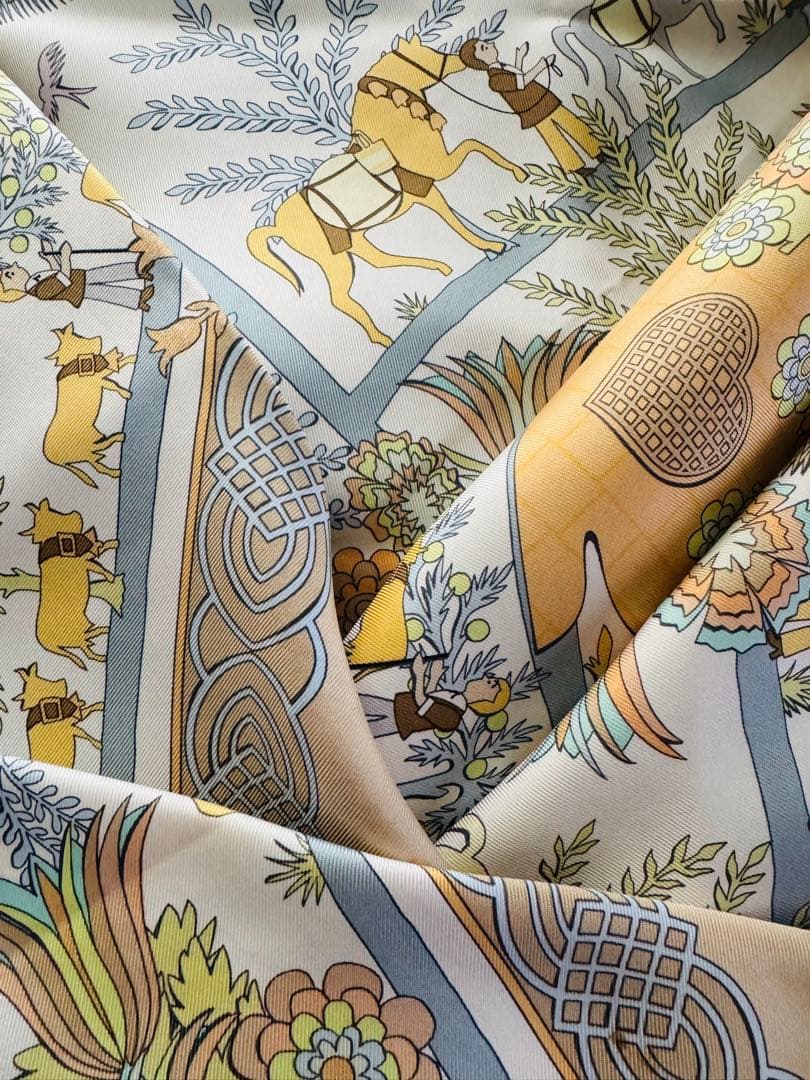 Hermès ライトトーブ　馬と花柄　カレ　90