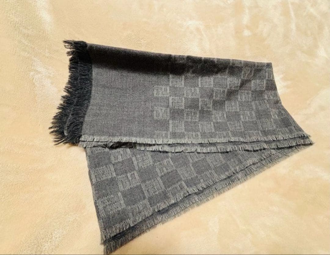 【美品】FENDI ズッカ柄 マフラー 100%ウール　グレー　ブラック