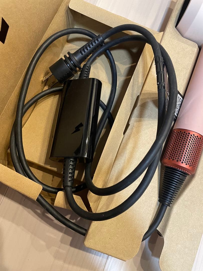 美品 ダイソン　スペシャルエディション　ヘアドライヤー　　HD16 ストロベリー