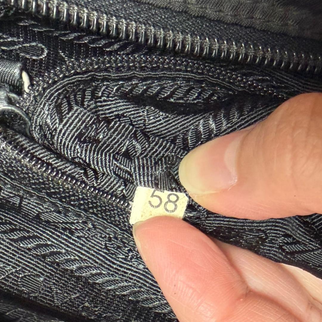 4076 美品 PRADA プラダ ショルダーバッグ 三角ロゴ 白タグ ブラック