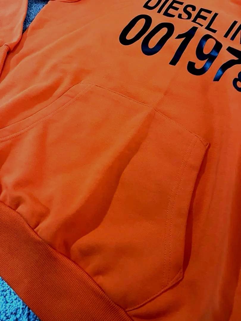 関戸直樹　DIESEL オレンジ パーカー