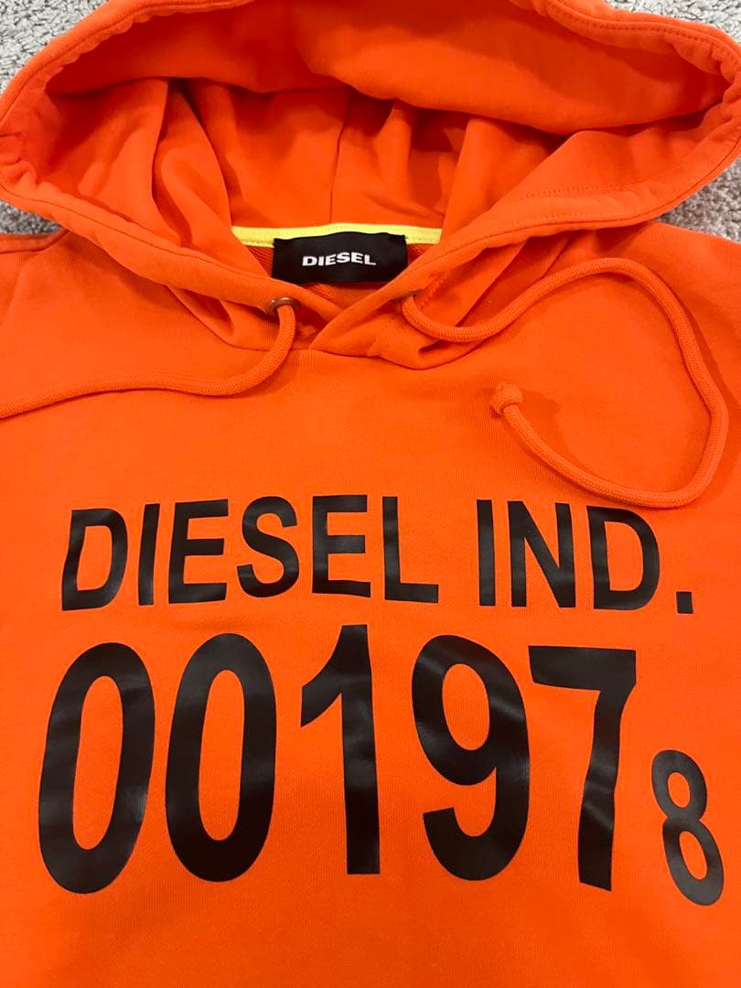 関戸直樹　DIESEL オレンジ パーカー