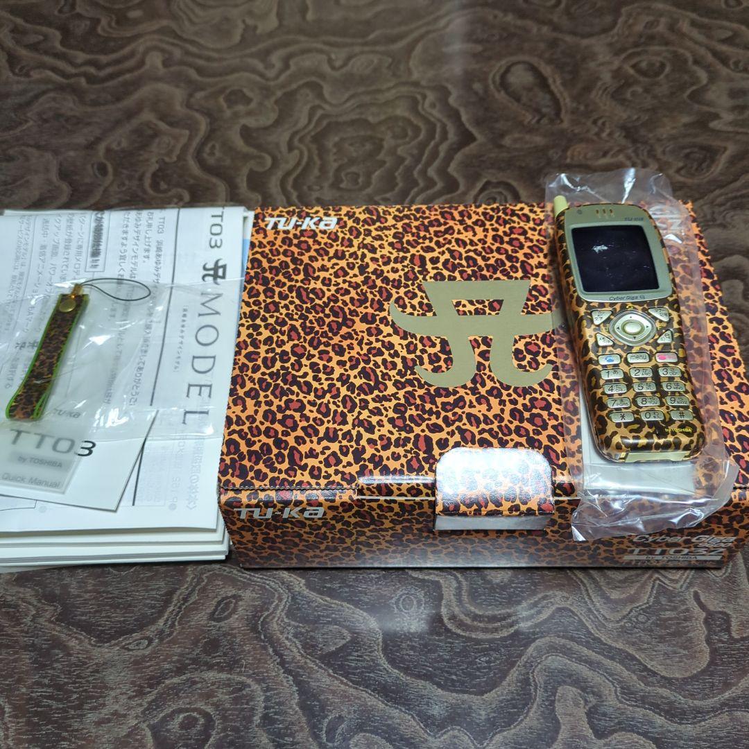 浜崎あゆみ限定モデルの携帯電話 ヒョウ柄デザインのTU-KA TT03