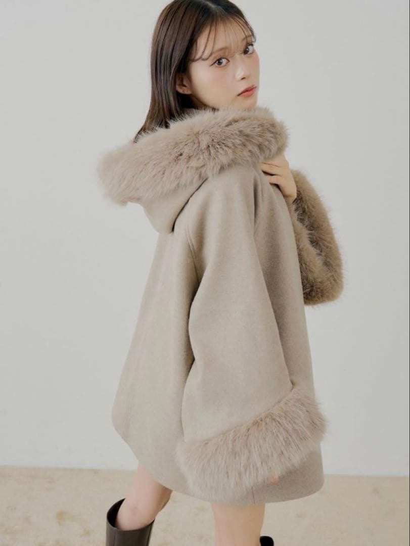 【一度着用】Chico ファー付きフード襟マルチwayケープコート　ベージュ