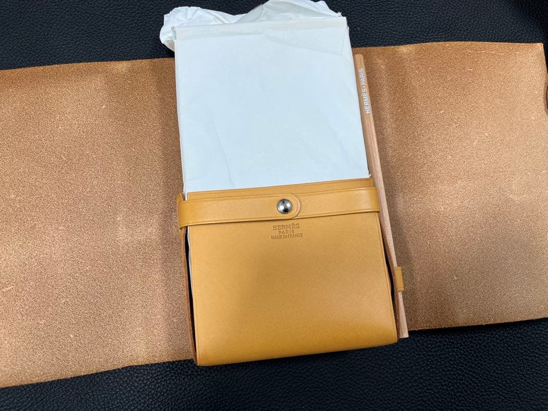 VISIONAIRE 32 WHERE? HERMES 革ケース入りポストカード