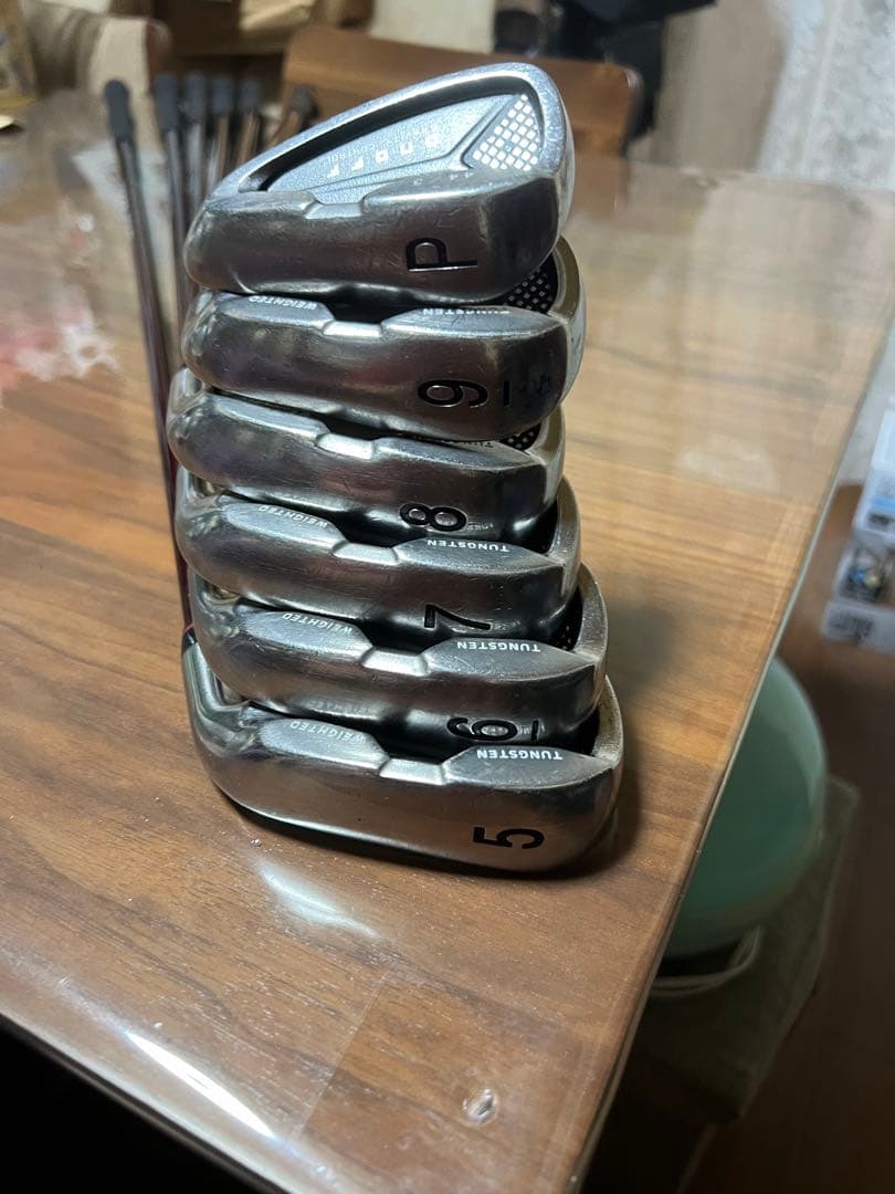 キスマーク ゴルフバッグとオノフのアイアンセットです5番6番7番8番9番pです。