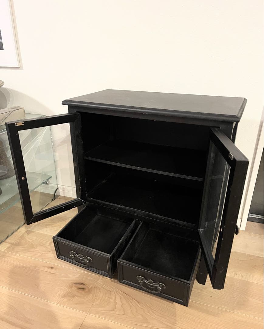 ガラスキャビネット　アンティーク加工　収納　棚サリュsalut!