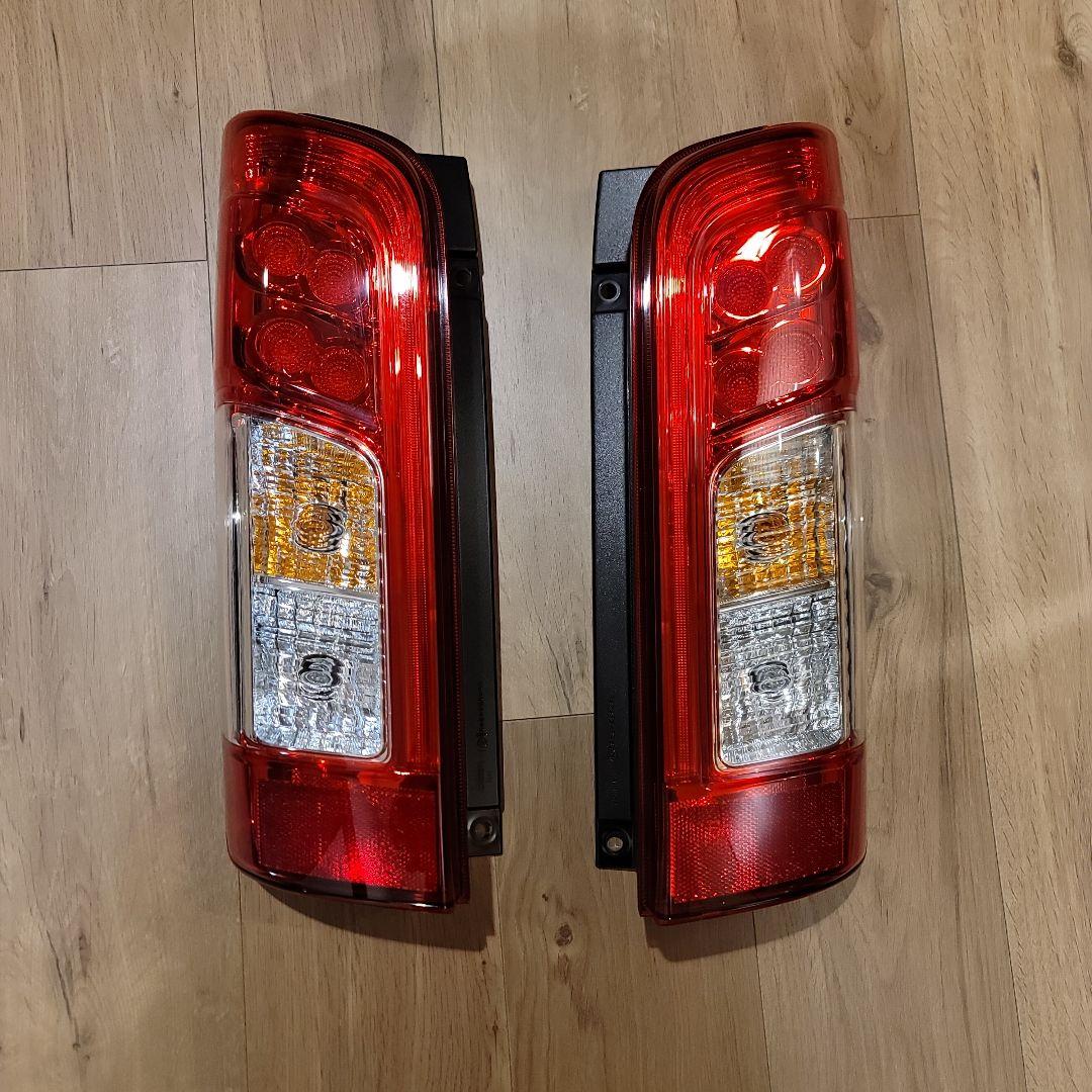 キャラバン E26 純正 後期 LEDテールランプ 2025年製