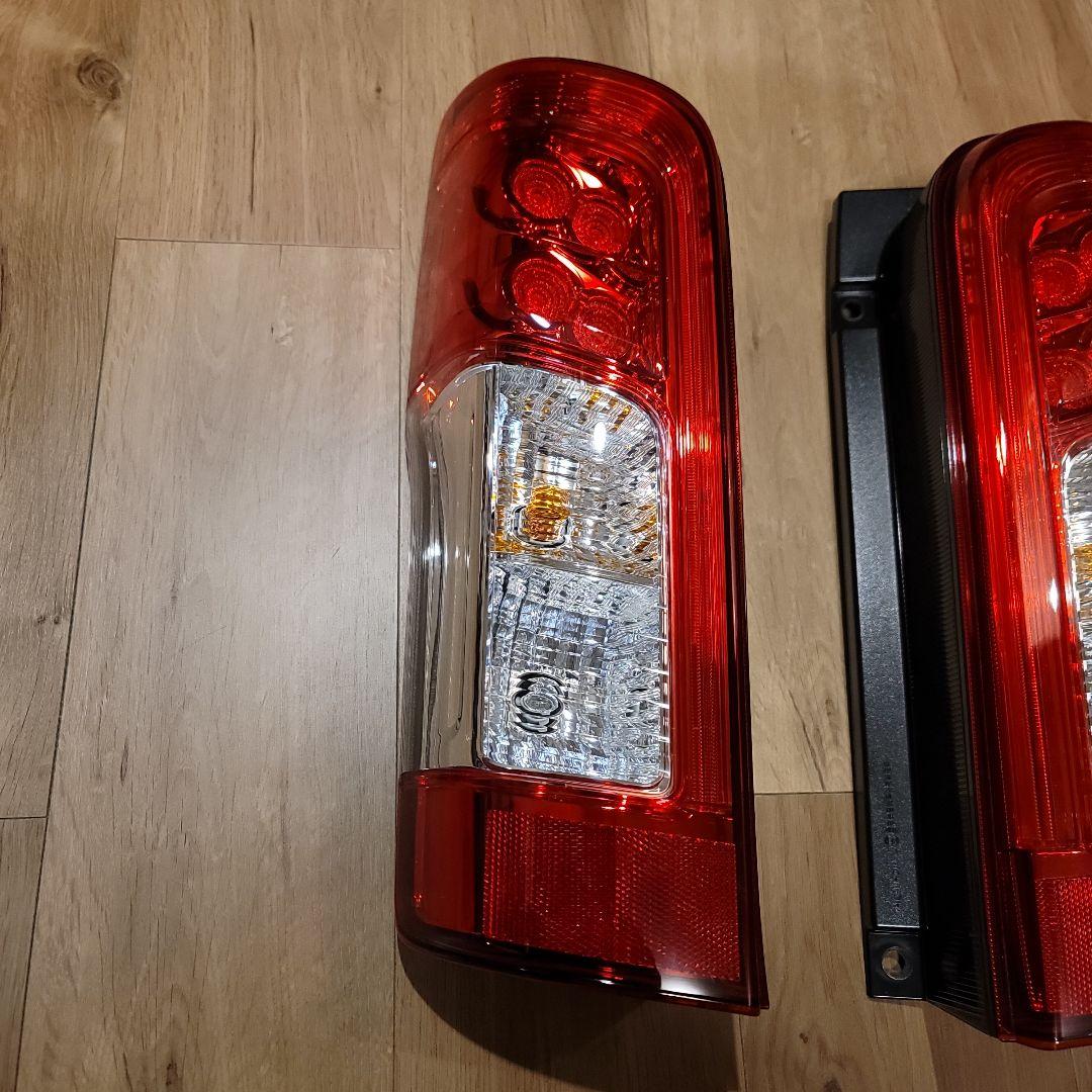 キャラバン E26 純正 後期 LEDテールランプ 2025年製