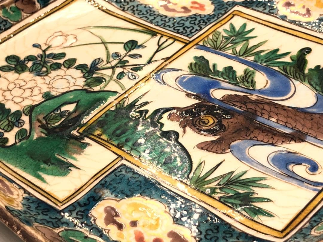 【 古九谷色絵木瓜型中皿 】　岩牡丹・鯉魚・雲文　折鶴若松図　角福印　江戸時代