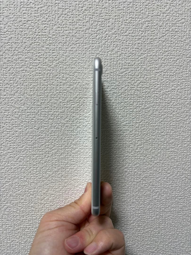 iphone8 本体64GB au SIMロック解除済　きずあり