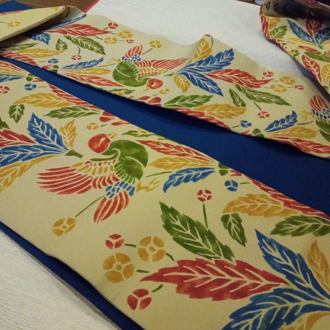 4666未使用に近い美品　ベージュ地と紺の配色が洒落　琉球紅型　正絹袋なごや帯