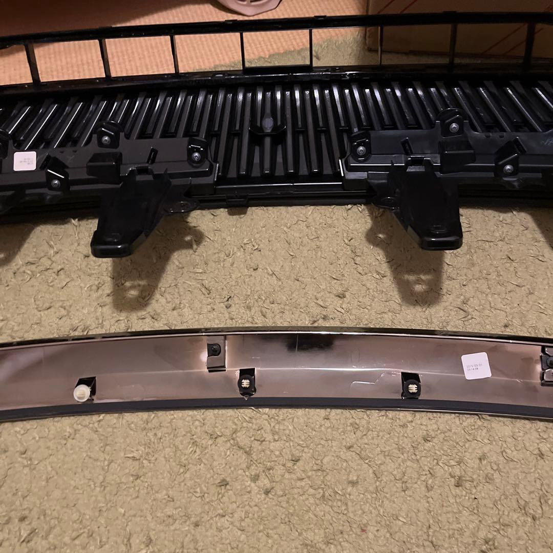 本日のみ価格　60ハリアーフロントグリル純正 ボンネットモールトヨタ純正セット