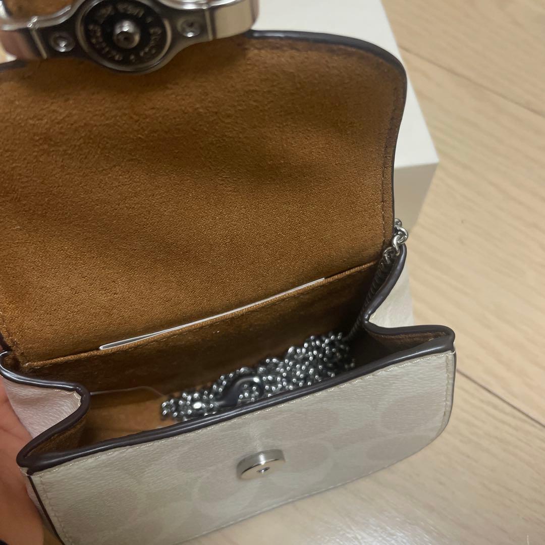 新品未使用箱付き　レザーCOACHショルダーポーチワンポイントにも可愛い