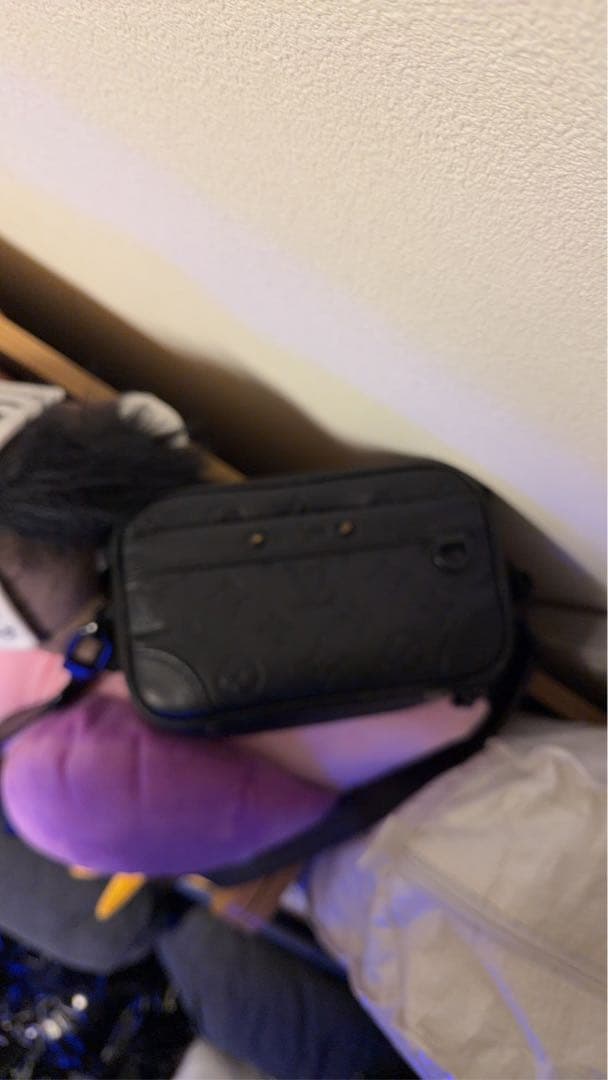 黒の合成皮革ショルダーバッグルイヴィトン