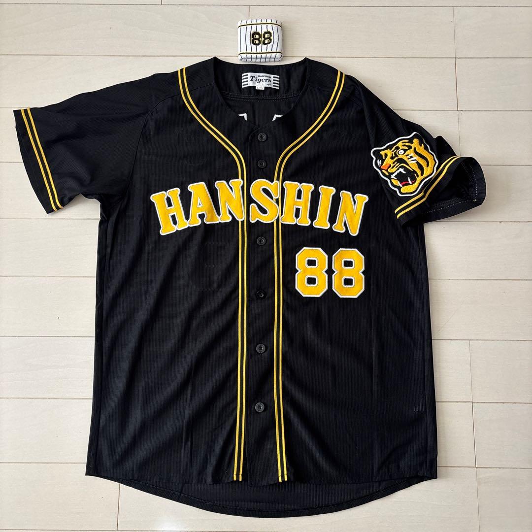 阪神タイガース　レプリカユニフォームＬ＆リストバンド（共に未使用に近い）