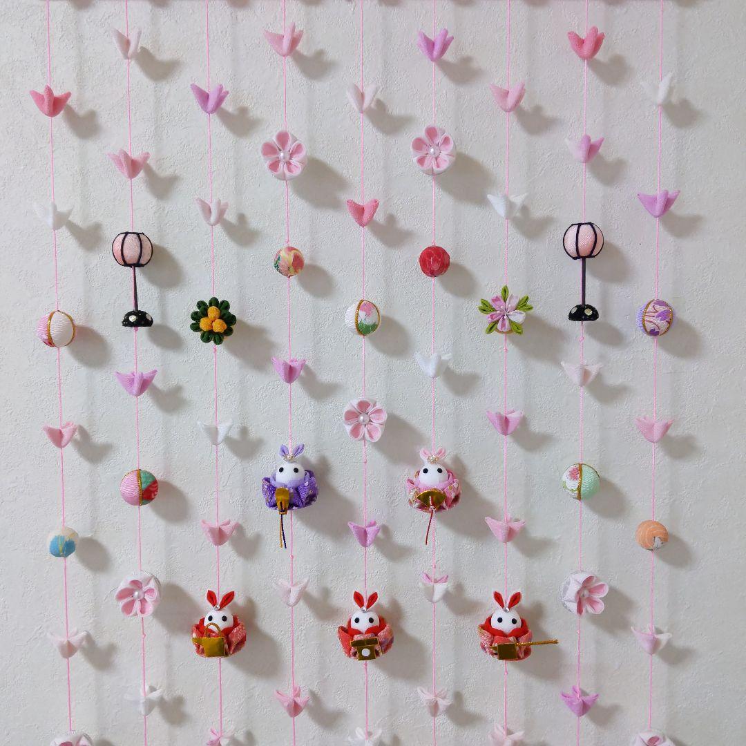 ちりめん細工　お花とまりとうさぎ雛の壁掛け下げ飾り(9下げ)