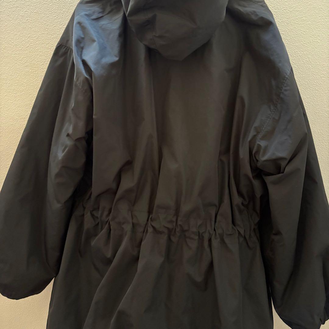 ウエストドローストリング付き黒ジャケット