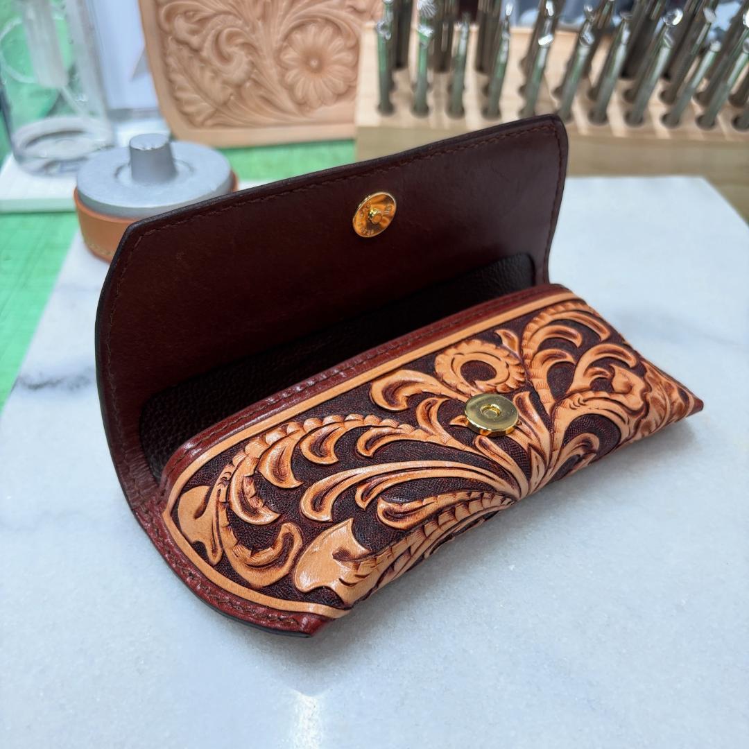 レザーカービング（革彫刻）を施した眼鏡ケース サングラスケース デイジー 茶