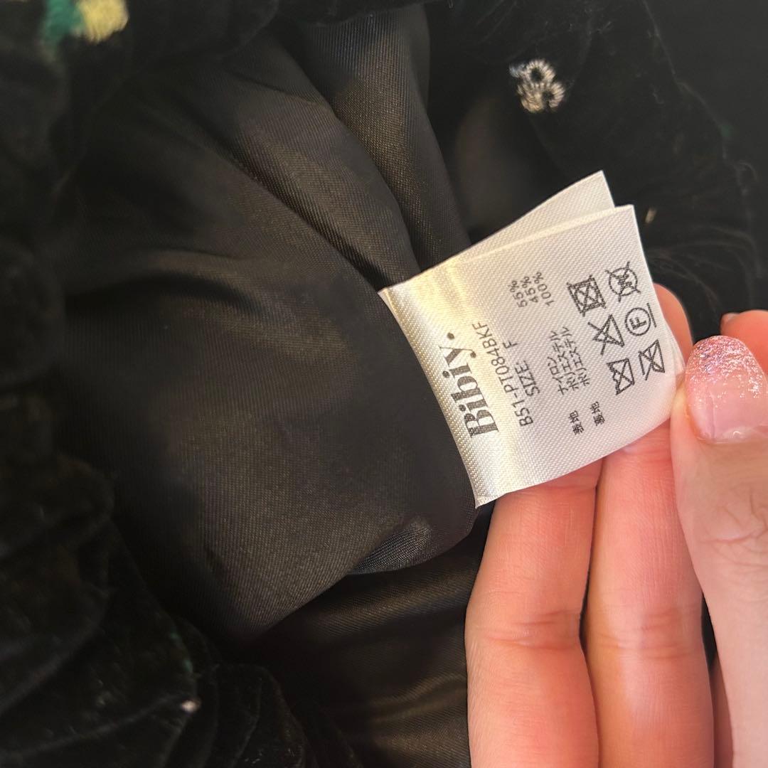 BIBIY B. STARRY PANTS 黒の花柄刺繍ワイドレッグパンツ