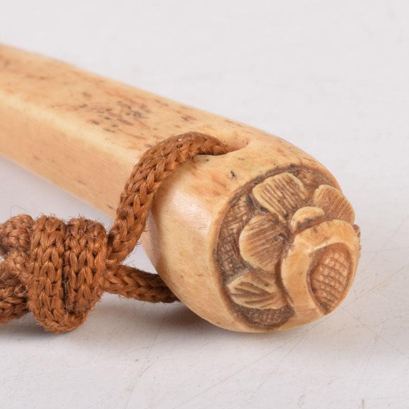 アリーヒローズ　時代提げ物　獣骨製　花刻　根付　簪　C　8548